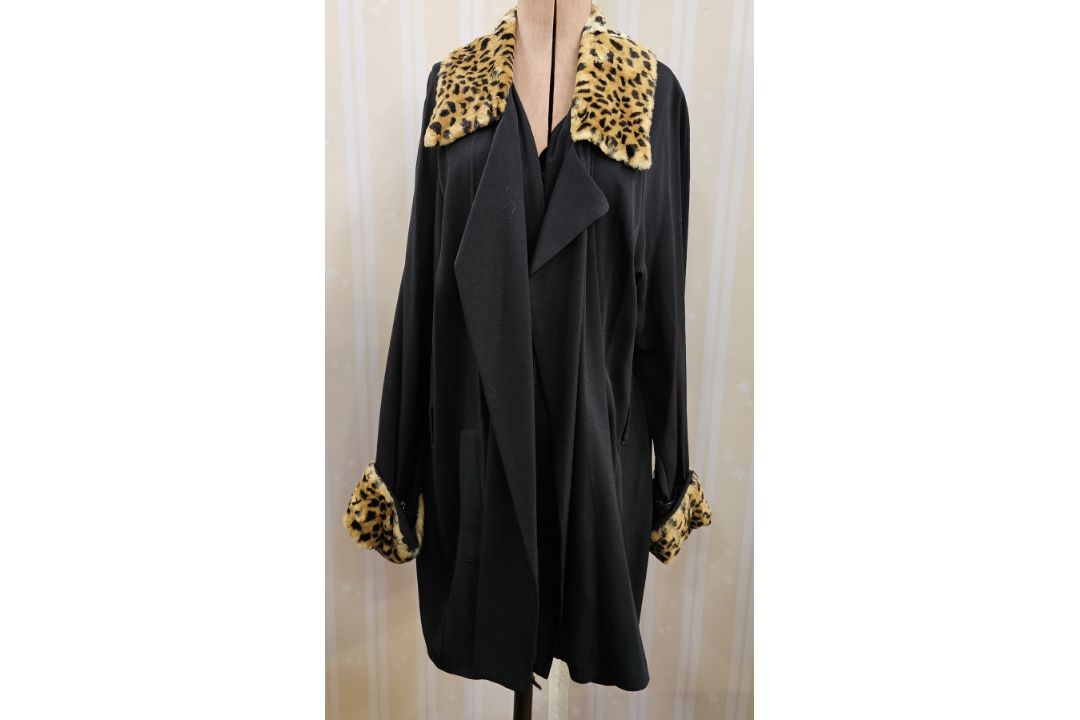 Vintage crepe coat labelled Carling with faux-leopardskin collar and cuffs, a Leana lady's coat - Image 1 of 7