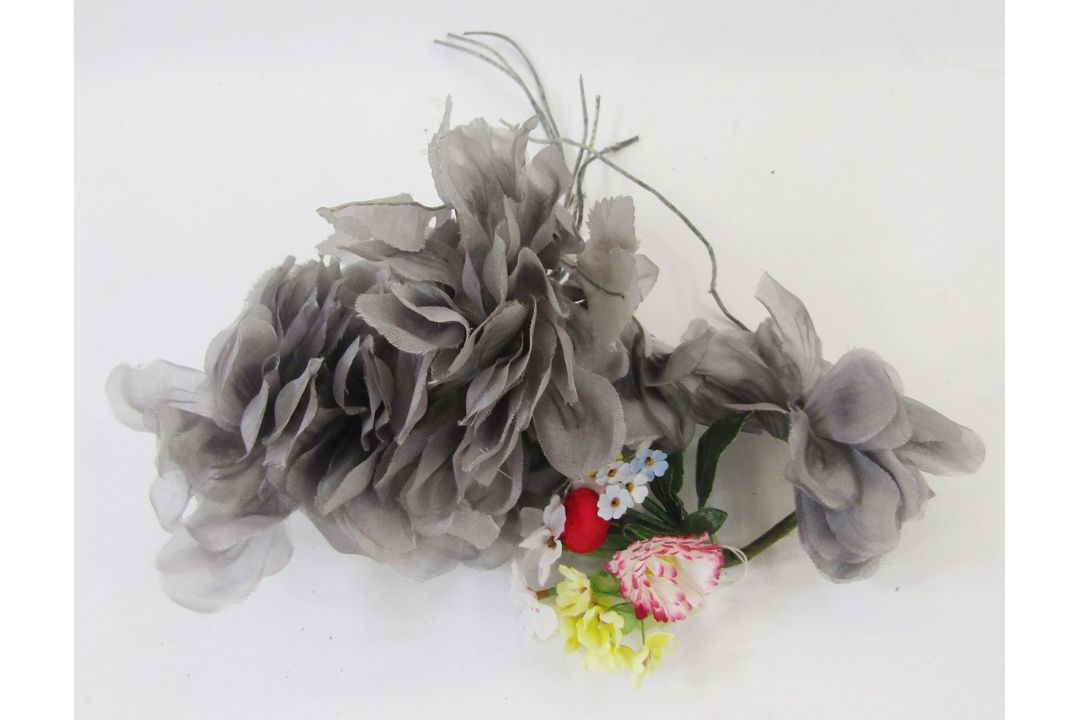 Large Ascot wedding hat made by Paula Bromley of Trowbridge, Wiltshire, a feathered small hat with - Image 5 of 5
