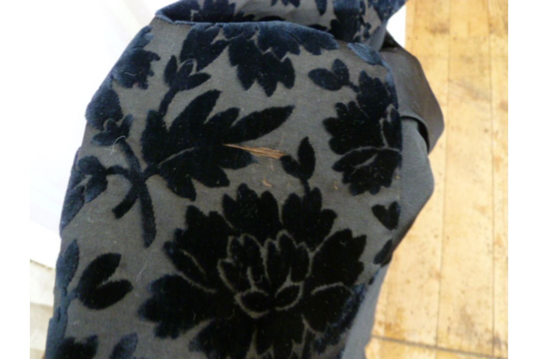 A black Victorian probably mourning dress, with cut velvet detail to the inner bodice, appliqued - Image 7 of 15