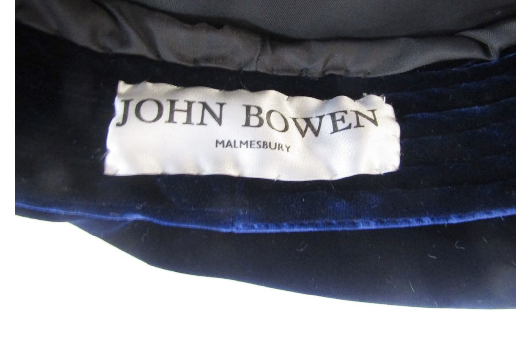 Large Ascot wedding hat made by Paula Bromley of Trowbridge, Wiltshire, a feathered small hat with - Image 3 of 5