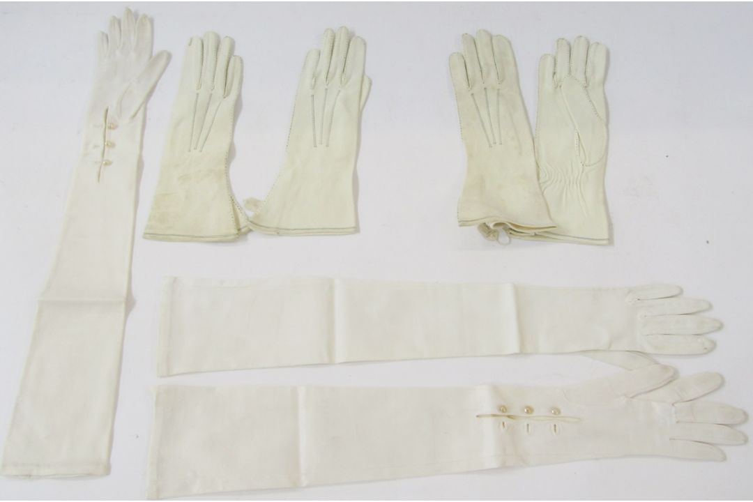 Large piece of lace, on a net veil (damaged), a piece of black net, another lace trim, two pairs - Image 2 of 4