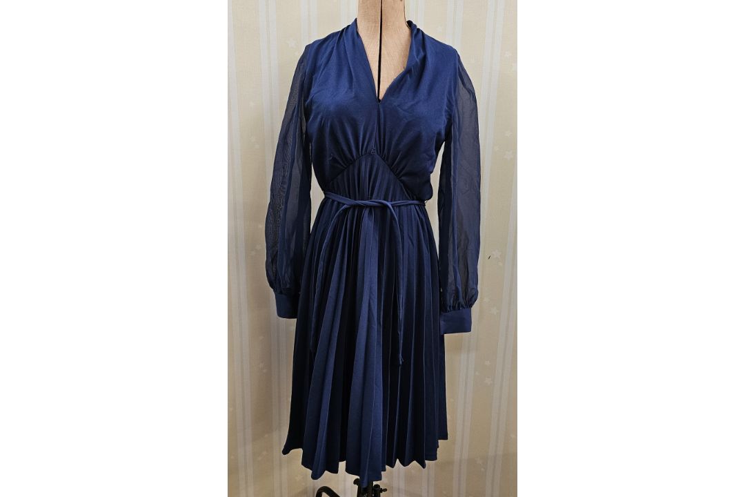 Vintage dresses 1940's, blue with beaded decorations to the collar and waist, belt missing, a blue - Image 2 of 6