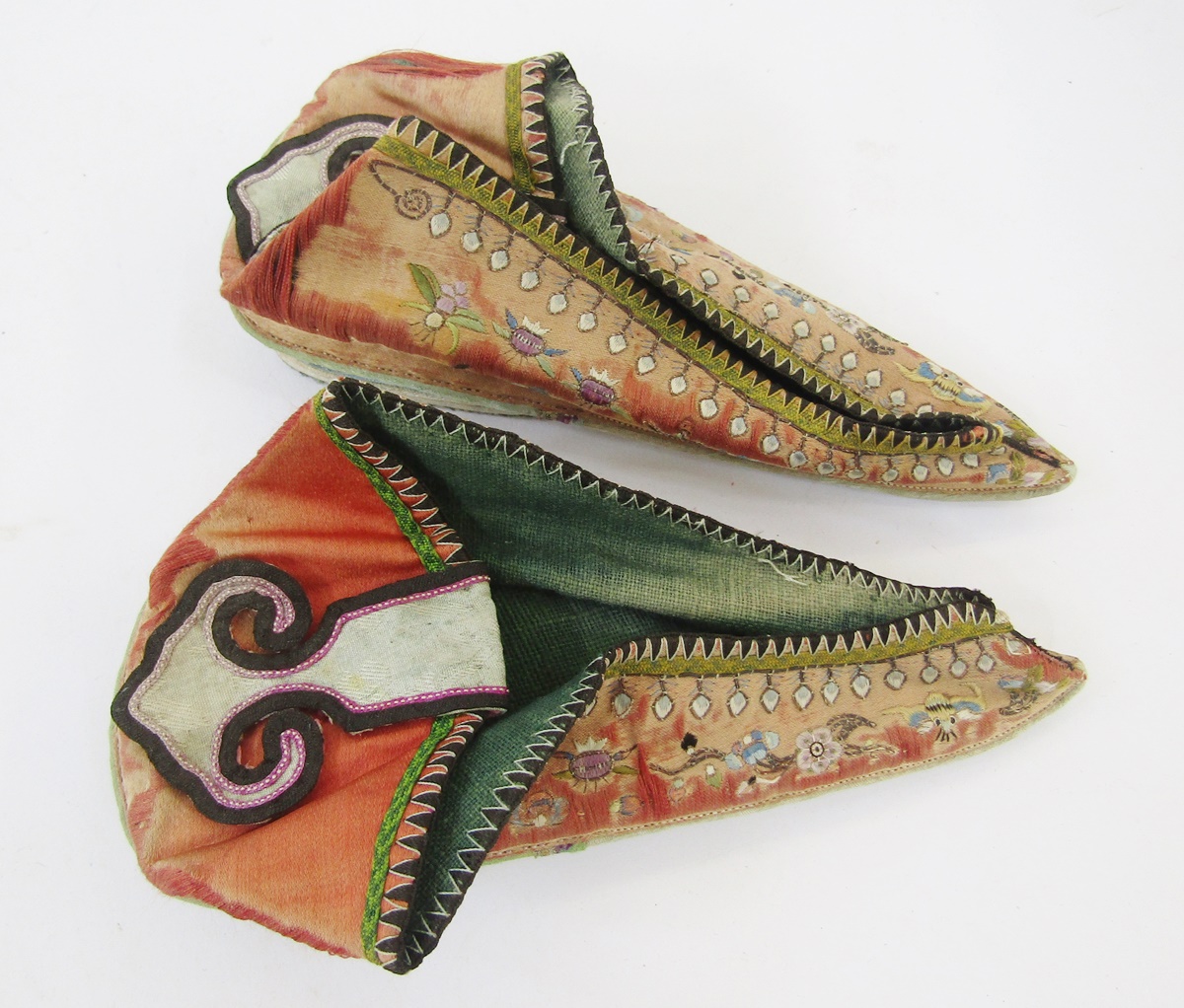Three Turkish-style embroidered reticules, a pair of Chinese children's embroidered shoes, an - Image 6 of 7