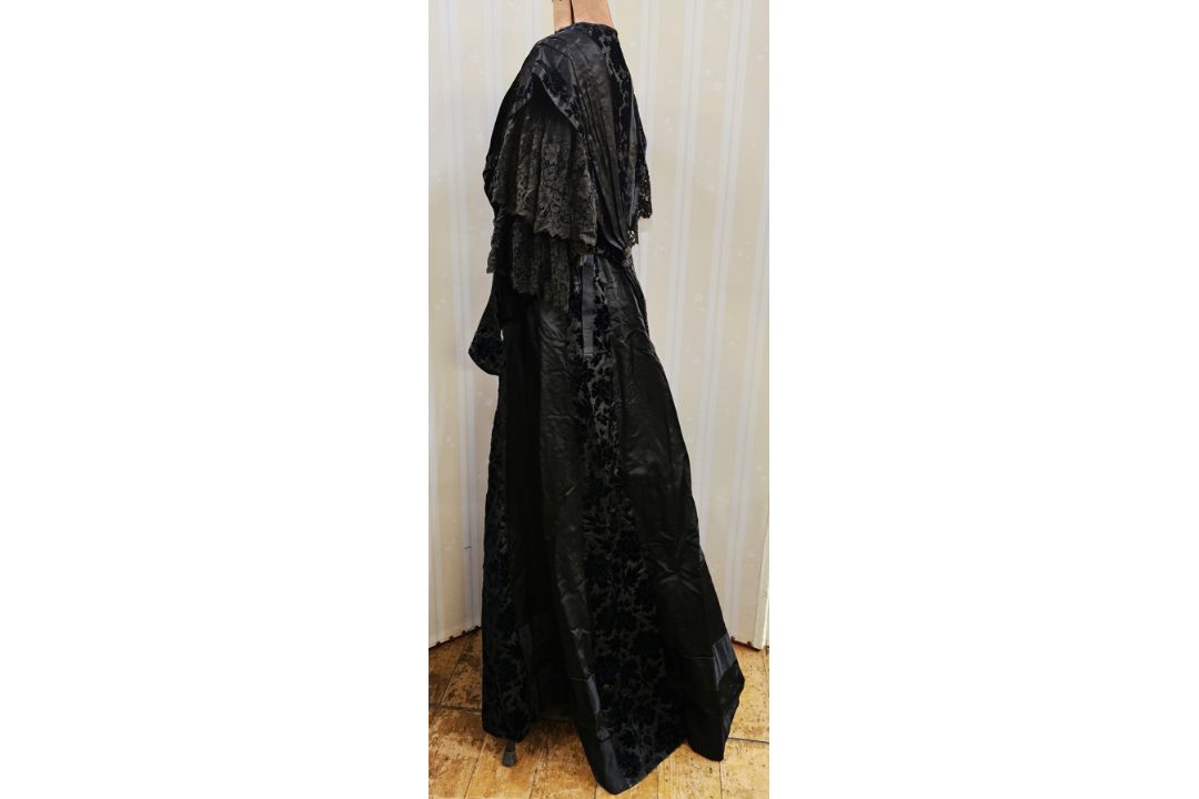 A black Victorian probably mourning dress, with cut velvet detail to the inner bodice, appliqued - Image 2 of 15