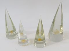 Set of four graduated Cenedese Murano pointed obelisks, each pointed conical clear glass piece inset