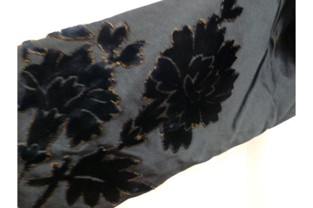 A black Victorian probably mourning dress, with cut velvet detail to the inner bodice, appliqued - Image 5 of 15