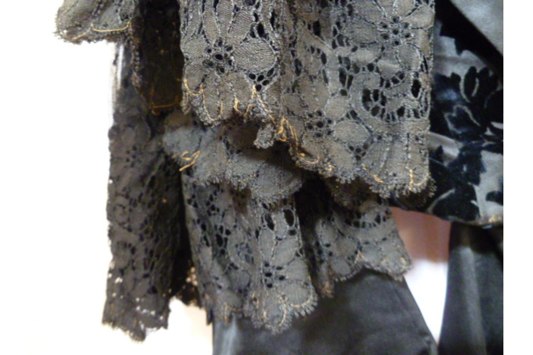 A black Victorian probably mourning dress, with cut velvet detail to the inner bodice, appliqued - Image 6 of 15