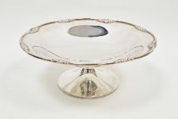 Elkington & Co silver pedestal fruit stand, Birmingham 1927, the circular top with raised C-scroll