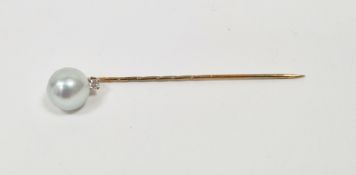 15ct yellow gold stickpin, the cultured pearl finial with a claw-set round cut diamond, 5.5cm