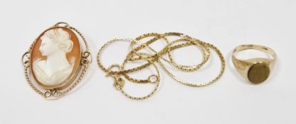 Modern 9ct gold mounted cameo brooch, 9ct gold tiger's eye signet ring and 9ct gold flattened box