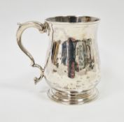George III half-pint silver tankard, London 1772 by Thomas Wallis I, 9cm high, 6.01ozt approx.