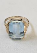 14ct gold and blue stone dress ring, the rectangular cut stone with ornate shoulders, possibly