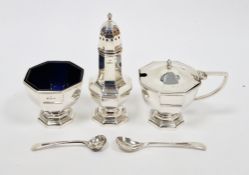 George V silver salt cellar, salt spoon and pepperpot, Birmingham 1930, maker K&L, each of octagonal