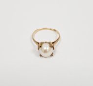 18ct yellow gold and pearl ring, set with a single cultured pearl, size M, approximate weight 2.5