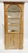 19th century pine barrel-back corner cabinet, the moulded cornice over an arched front having two