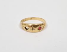 Victorian 18ct gold and pink stone ring, scroll engraved setting (two stones missing), hallmarked