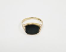 9ct gold and black onyx signet ring set rounded rectangular stone, 2.2g approx., ring size S1/2