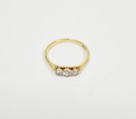 18ct gold and three-stone diamond ring, the three diamonds collet set, centre stone approx. 0.2ct,