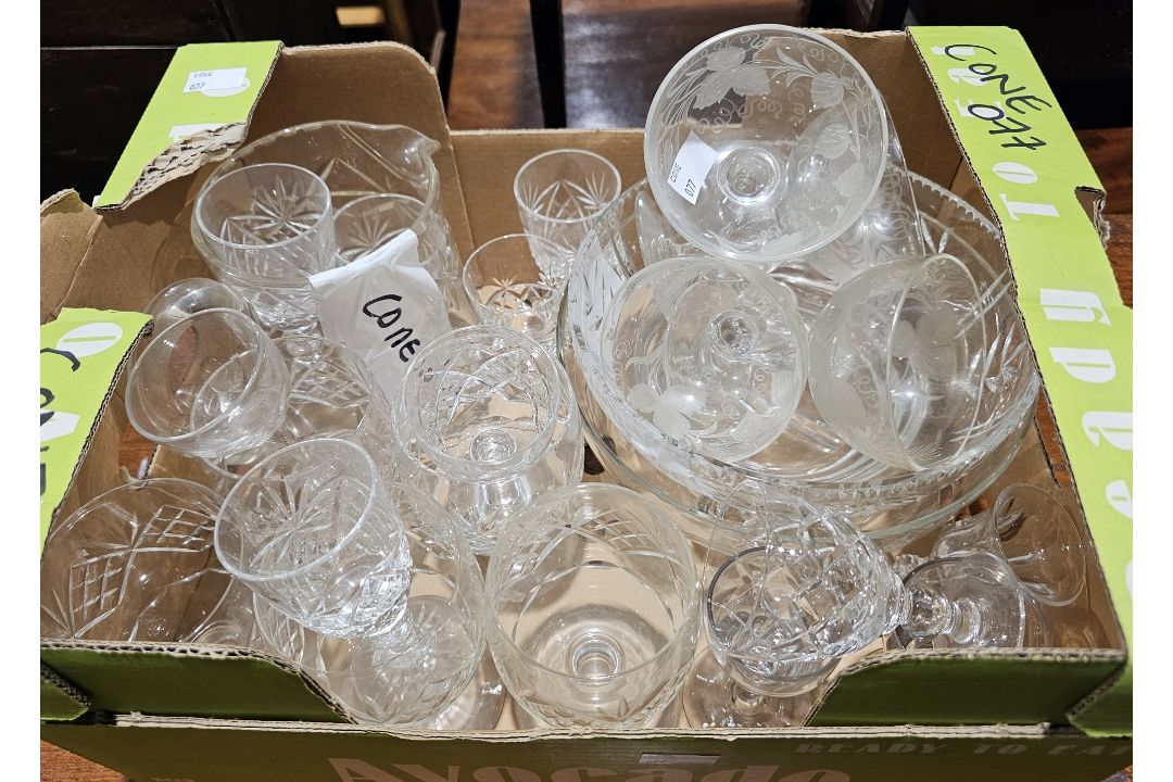 Small quantity of Paragon 'Gloucester' pattern china, a pair of Hammersley & Co. cups and saucers, a - Image 3 of 3