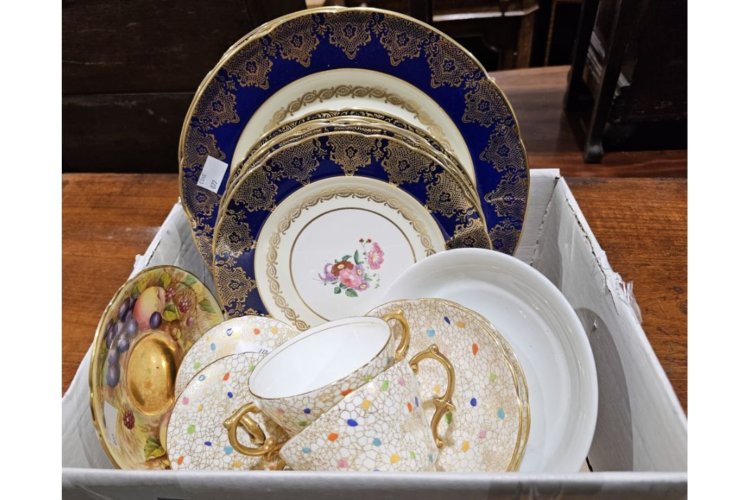 Small quantity of Paragon 'Gloucester' pattern china, a pair of Hammersley & Co. cups and saucers, a - Image 1 of 3