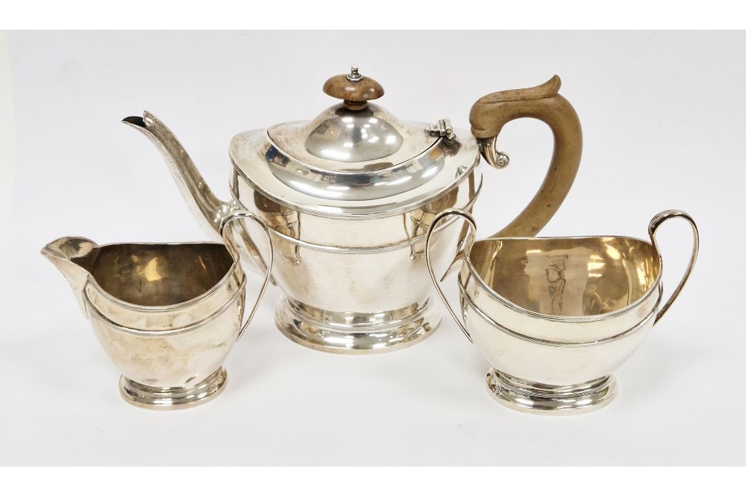 Silver three-piece bachelor's teaset by Henry Matthews, Birmingham 1921, comprising teapot, sugar - Image 1 of 4