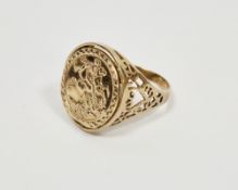9ct gold coin ring mount with pierced shoulders, set with 'St George Medal', ring size P, total