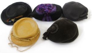 Quantity of vintage hats, 1920's, 30's and 40's, to include straw, faux-violets, felt, feathers,