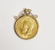 George V 1914 half sovereign, mounted in a 9ct gold pendant, gross weight approximately 5.3g