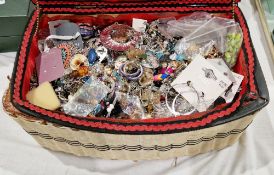 Large quantity of costume jewellery including diamante earrings, brooches, etc