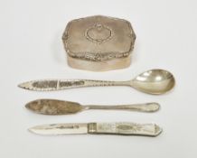 Edward VII silver trinket box, Birmingham 1908, E S Barnsley & Co, 6.5cm wide together with