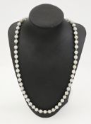 14ct gold and jade bead necklace, having circular jade beads interspersed with small gold-coloured