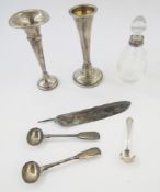 Pair Victorian silver fiddle pattern salt spoons, London 1847, a silver salt spoon, London 1965, two