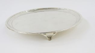 George III silver circular card tray, raised rim, on three splayed feet, hallmarked London 1787 by