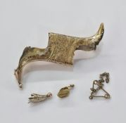 Yellow metal brooch mount with engraved decoration (damaged), 5cm long, approx weight 4.8g