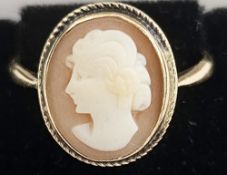 9ct gold and cameo gate-pattern bracelet with scroll pattern links and central cameo (cracked), 5.2g