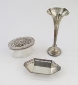 George V silver trinket dish, London 1910, James Aitchison of boat-form with pierced edge, 11.5cm