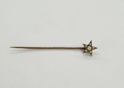 Gold-coloured metal stickpin having pearl set star-pattern top, in case
