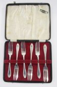 Cased set of six Viners silver cake forks, hallmarked Sheffield 1967 by Viner's Ltd, 5.17 ozt