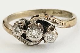18ct gold, platinum and three-stone diamond ring set three small diamonds in illusion setting,