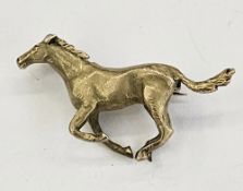 9ct gold galloping horse brooch with matt finish, 9.8g total approx
