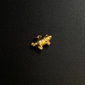 A small 9ct gold pig charm. Weight: N/A