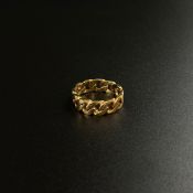 A hallmarked 9ct gold curb chain ring. Weight: 7.25g Size Y.