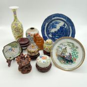 A collection of Oriental items to include an early 19th century blue and white willow pattern plate,