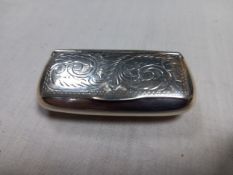 A hallmarked .925 silver snuff box of ovoid lozenge form with an engraved hinged lid. 35g. L.7cm.