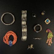 A mixed collection of jewellery to include a hallmarked Mexican .925 silver articulated bracelet