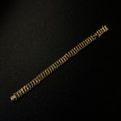 A vintage chased 18ct gold curb link chain bracelet, hallmarked to the clasp. L.20cm Weight: 20g.