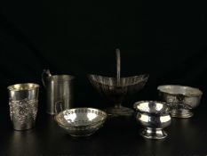 A mixed collection of hallmarked silver to include a 1942 tea strainer by Synyer & Beddoes, a