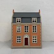 A contemporary Georgian style dolls house. H.84 W.64 D.33cm