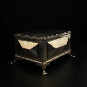 An Edwardian Hukin & Heath London 1905 silver hallmarked cigarette box having a rectangular hinged