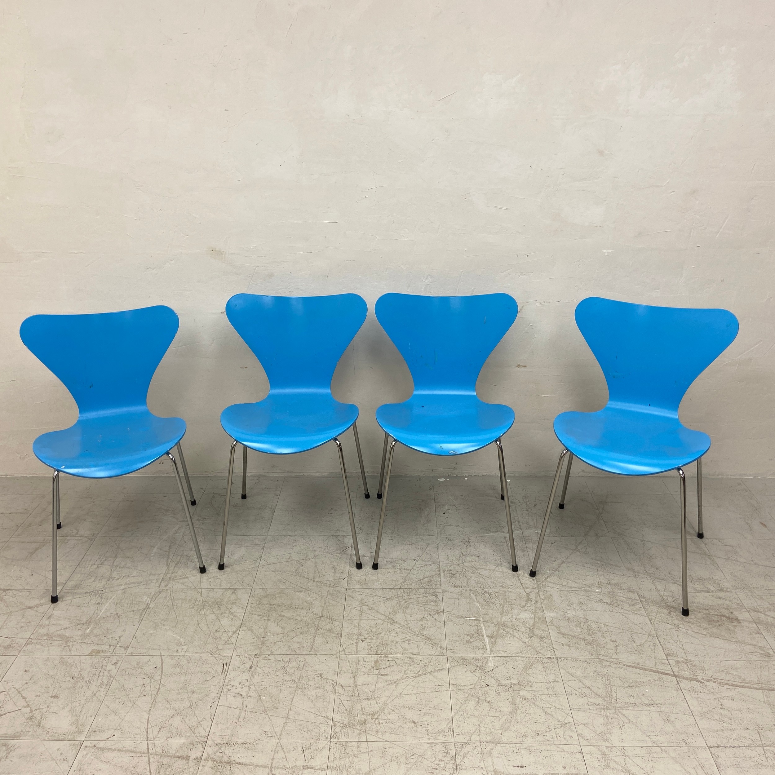 A set of four contemporary Series 7 bentwood dining chairs by Arne Jacobsen for Fritz Hansen each